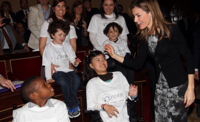 La Princesa de Asturias saluda a los niños presentes en el acto