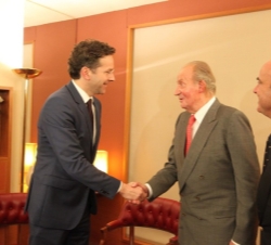 Don Juan Carlos recibe el saludo del presidente del Eurogrupo, Sr. Jeroen Dijsselbloem