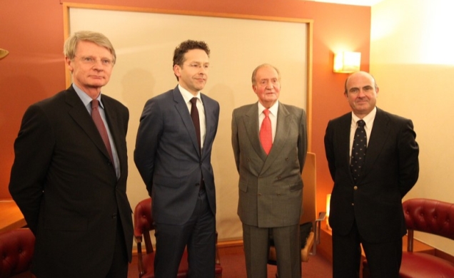 Don Juan Carlos junto al presidente del Eurogrupo, Jeroen Dijsselbloem; el ministro de Economía y Competitividad, Luis de Guindos y el embajador del R