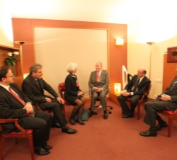 Su Majestad el Rey conversa con la directora gerente del Fondo Monetario Internacional, Christine Lagarde, en presencia del ministro de Economía y Com