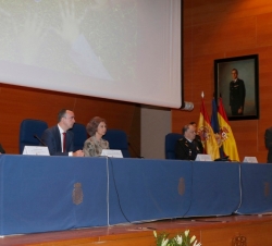 Su Majestad la Reina en la mesa presidencial durante la intervención del director general de la Policía, Ignacio Cosidó