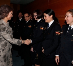 Doña Sofía saluda a algunas de las agentes del Cuerpo Nacional de Policía que conforman la Unidad de Investigación Tecnológica