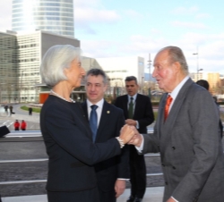 Don Juan Carlos es saludado a su llegada por la directora gerente del Fondo Monetario Internacional, Christine Lagarbe