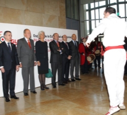 Don Juan Carlos y las autoridades presentes son recibidos a su llegada con un aurresku de honor