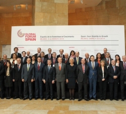 Fotografía de grupo con autoridades españolas e internacionales y ponentes
