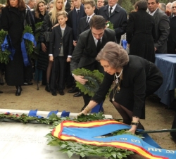 Su Majestad la Reina deposita una corona de flores ante la tumba de sus padres los Reyes Pablo I y Federica de Grecia, en un acto religioso celebrado 