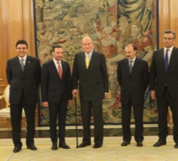 Don Juan Carlos junto al Ministro de Exteriores de la República de Panamá, el secretario de Estado de Cooperación Internacional y para Iberoamérica, e