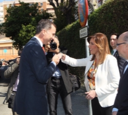 Don Felipe recibe el saludo de la presidenta de la Junta de Andalucía, Susana Díaz, en presencia del ministro de Hacienda y Administraciones Públicas,