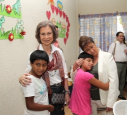 Doña Sofía durante su recorrido por el Centro de Recuperación Nutricional y Atención a Discapacitados