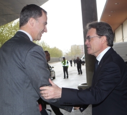 Don Felipe recibe el saludo del presidente de la Generalitat de Cataluña, Artur Mas, a su llegada a la Fira de Barcelona