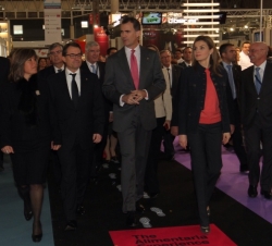 Los Príncipes de Asturias y de Girona durante su recorrido por el Salón, acompañados por el presidente de la Generalitat de Cataluña y la alcaldesa de