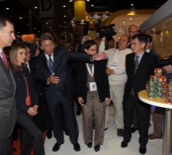 Sus Altezas Reales los Príncipes de Asturias observan uno de los stands de "Alimentaria 2014"