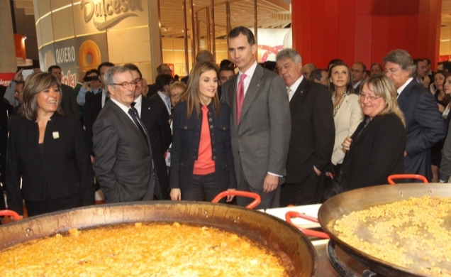 Don Felipe y Doña Letizia en uno de los stands del Salón Internacional de la Alimentación y Bebidas "Alimentaria 2014" 