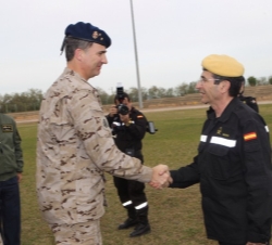 Don Felipe recibe el saludo del jefe de la Unidad Militar de Emergencias, teniente general César Muro Benayas.