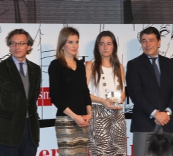 La Princesa, con Cristina López-Perea, tras entregarle el Premio Jordi Sierra i Fabre para Jóvenes, junto al presidente de la Comunidad de Madrid y el