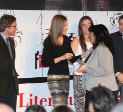Doña Letizia entrega el premio de Literatura Infantil "El Barco de Vapor" a Llanos Campos.