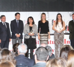 La Princesa, con las autoras premiadas, el presidente de la Comunidad de Madrid, el secretario de Estado de Cultura y el presidente del Grupo SM.