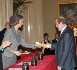 Doña Sofía hace entrega del galardón a Miguel Ángel Verdugo