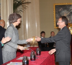 Su Majestad la Reina entrega el premio al presidente de la Federación Estatal de Profesionales de Atención Temprana - GAT, Juan Carlos Belda