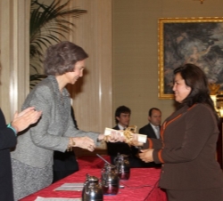 Doña Sofía hace entrega del premio a la presidenta y coordinadora de Khuskan Jaku, Ivet Loredo