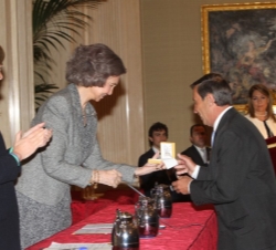 La Reina entrega el galardón al alcalde de Frigiliana, Javier López