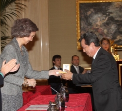 Doña Sofía hace entrega del premio al alcalde de Linares, Juan Fernández Gutiérrez