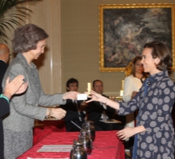Su Majestad la Reina entrega el premio a la alcaldesa de Logroño, Concepción Gamarra
