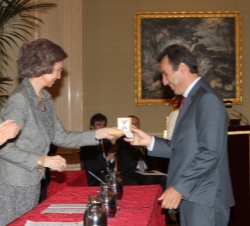Doña Sofía entrega el premio al prefeito municipal de Socorro, André Eduardo Bozola de Souza