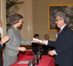Su Majestad la Reina hace entrega del premio al presidente ejecutivo de ISS Facility Services España, Joaquim Borrás
