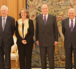 Su Majestad el Rey junto a la secretaria general Iberoamericana, Rebeca Grynspan, y su predecesor en el cargo, Enrique Iglesias, y el ministro de Asun