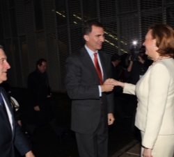 Don Felipe recibe el saludo de la presidenta del Gobierno de Aragón, Luisa Fernanda Rudí