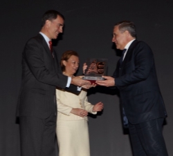El Príncipe de Asturias entrega el Premio de Honor de Aragón Empresa 2014 al vicepresidente de la Comisión Europea, Antonio Tajani