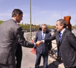 El Príncipe de Asturias recibe el saludo del presidente de la Confederación Española de Organizaciones Empresariales (CEOE), Juan Rosell