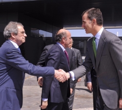 Don Felipe recibe el saludo del presidente de Telefónica, César Alierta