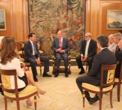 Su Majestad el Rey atiende al presidente de la Corporación RTVE, Leopoldo González-Echenique, en presencia del resto de los miembros del Consejo de Ad