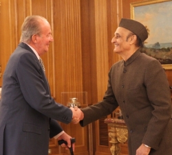 Su Majestad el Rey recibe el saludo del presidente del Consejo Indio de Relaciones Culturales (ICCR), Sr. Karan Singh