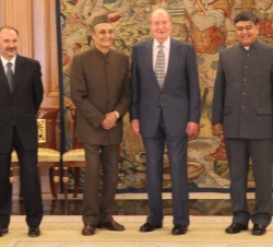 Don Juan Carlos junto al presidente del Consejo Indio de Relaciones Culturales, Karan Singh, el secretario de Estado de Cooperación Internacional y pa