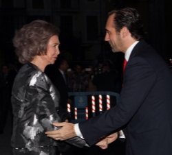 El presidente de las Illes Balears, José Ramón Bauzá, recibe a Doña Sofía a su llegada.