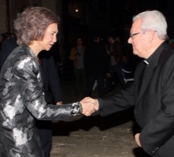 La Reina recibe el saludo del obispo de Mallorca, Javier Salinas.