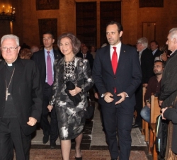 Doña Sofía, a su entrada en el templo, acompañada por el presidente de las Illes Balears y el obispo de Mallorca.