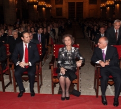 Su Majestad la Reina, en la primera fila de asientos, con el presidente de las Illes Balears, el presidente de Proyecto Hombre de Baleares y el obispo