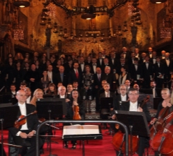 La Reina, con las personalidades asistentes y los miembros de la Orquesta Sinfónica de las Islas Baleares "Ciudad de Palma" y la Coral de la