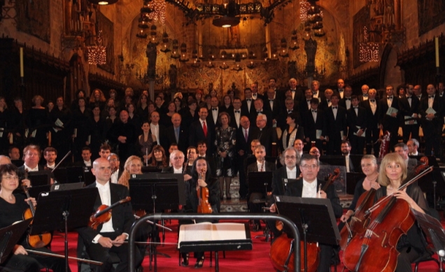 La Reina, con las personalidades asistentes y los miembros de la Orquesta Sinfónica de las Islas Baleares "Ciudad de Palma" y la Coral de la Universid