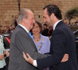 Don Juan Carlos recibe el saludo del presidente de las Illes Balears, José Ramón Bauzá, en presencia de Doña Sofía y Doña Elena.