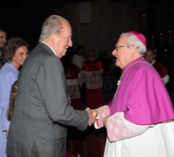 Don Juan Carlos recibe el saludo del obispo de Mallorca, Javier Salinas.