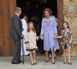 Los Reyes y sus nietas Leonor y Sofía, a la salida del templo.