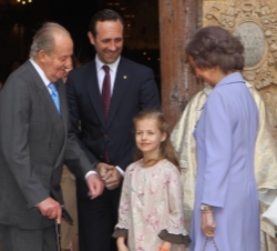 Los Reyes, con sus nietas Leonor y Sofía, la Infanta Doña Elena y el presidente de las Illes Balears.
