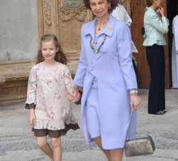 Doña Sofía y su nieta Leonor, a la salida de la Catedral.