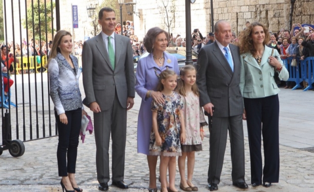 Los Reyes, los Príncipes de Asturias con sus hijas, Leonor y Sofía, y la Infanta Doña Elena.