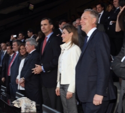 Sus Altezas Reales los Príncipes de Asturias en el palco del Estadio Vicente Calderón, acompañados por las autoridades que asistieron al partido de fú